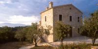 Casali in pietra tra campi e boschi di querce